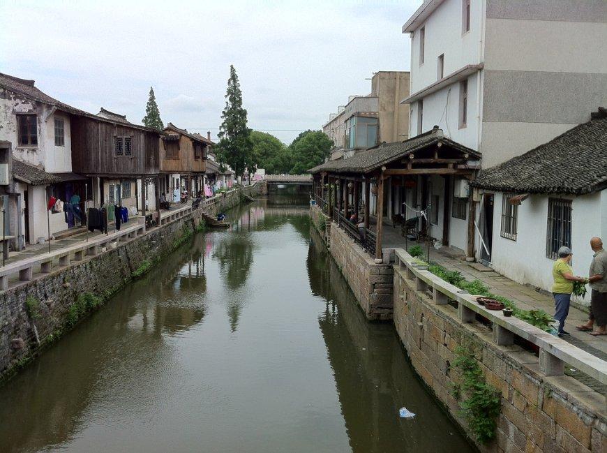 空袭敌营